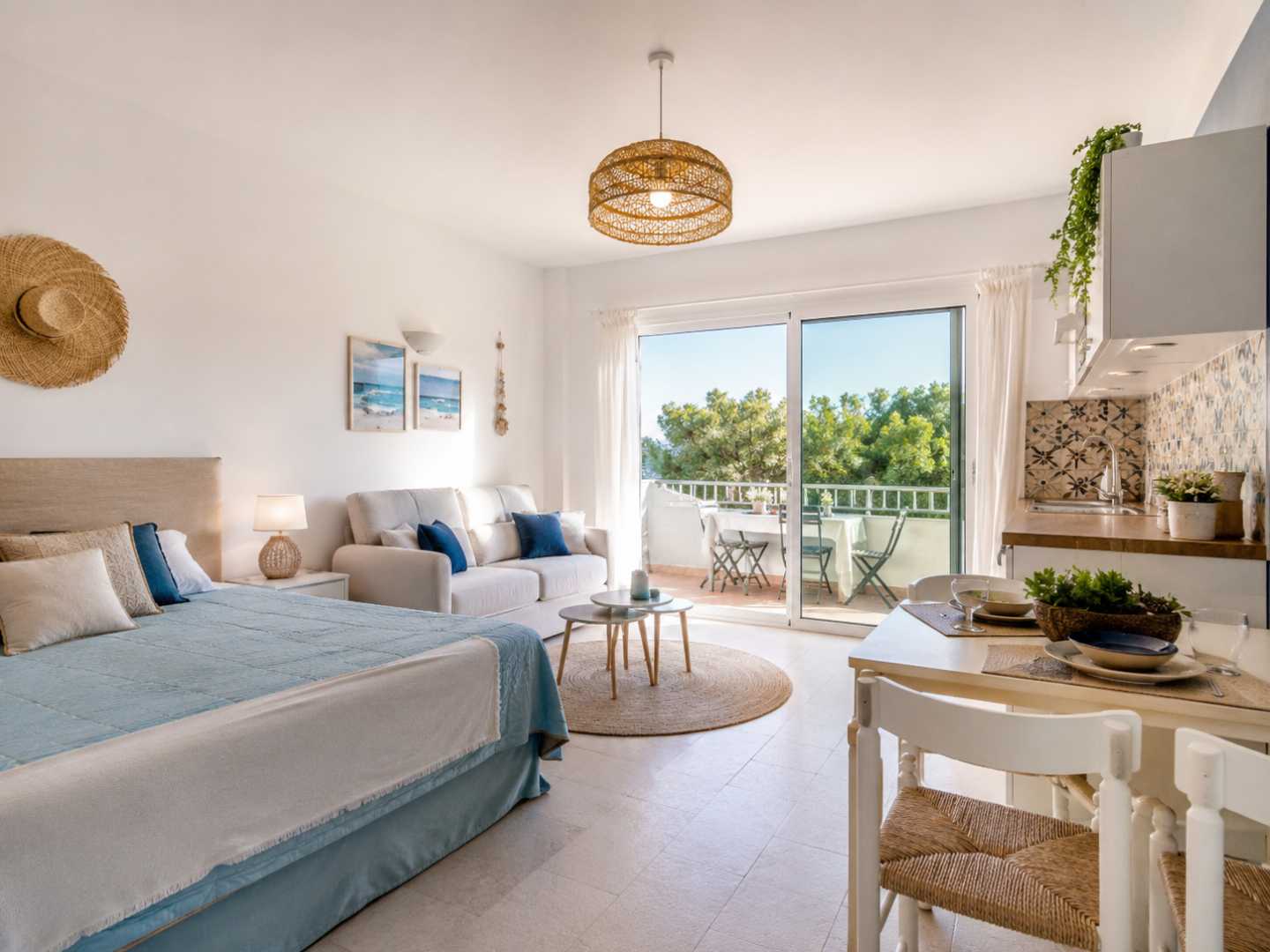 Seconda vista dell'interno del monolocale a Marina di Bibbona